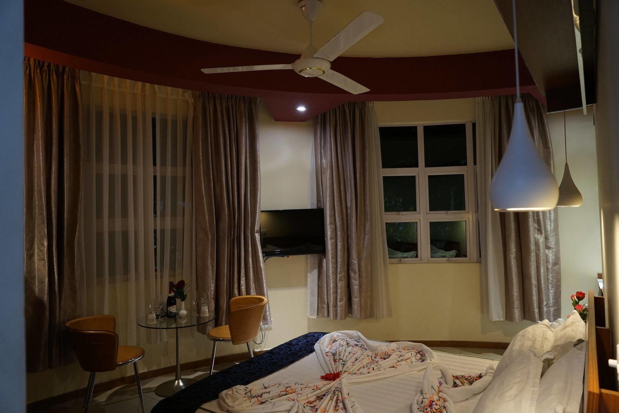 Surfview Raalhugandu Hotel Male Exterior photo